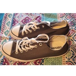 Converse Grey 10 women's. 8 men's. Very good condition. Only worn a few times.